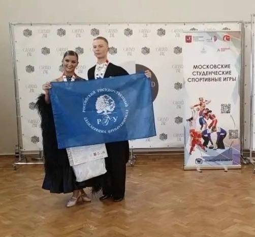 Пара клуба с флагом РГГУ на Московских студенческих спортивных играх